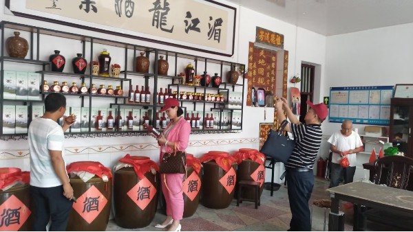 雅大白酒釀酒設(shè)備帶你走進湄江龍酒業(yè)，見證他是怎樣一步步發(fā)展壯大的