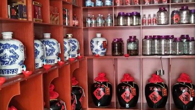 瓶裝酒橫行，是什么讓人們?cè)俅螑凵闲⌒途茝S釀酒設(shè)備生產(chǎn)的散酒？