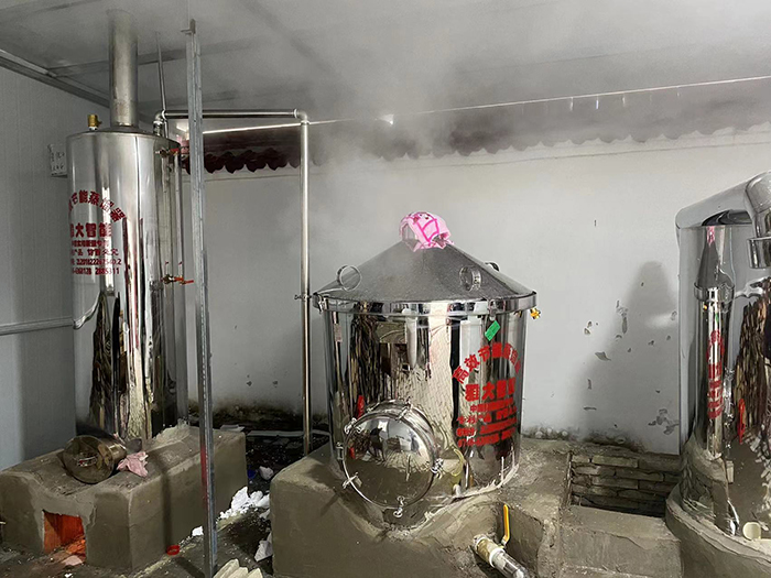 1-14用雅大白酒蒸餾設(shè)備，蒸汽量大