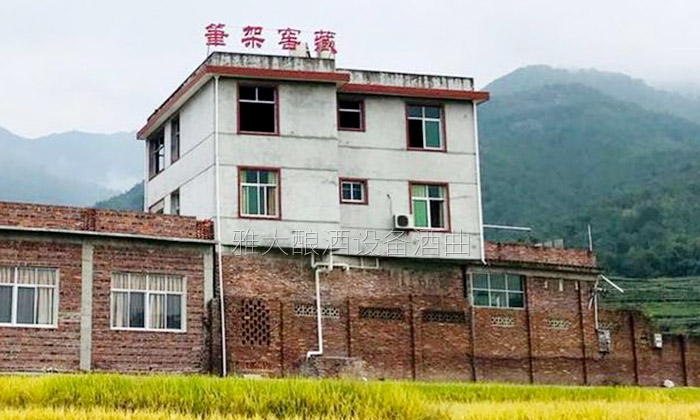23-驚，藥材商竟改行用不銹鋼釀酒設(shè)備開(kāi)了個(gè)“筆架窖藏”酒坊！
