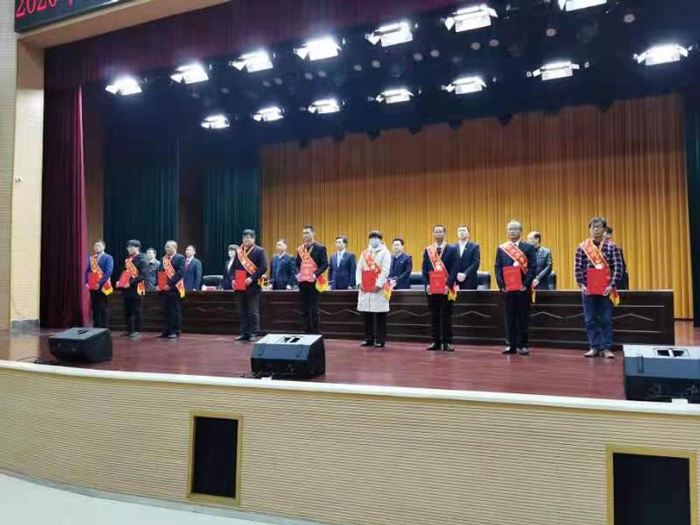 出席領(lǐng)導向受表彰的18位勞模、先進工作者頒發(fā)榮譽證書