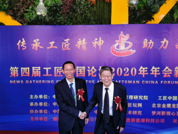 2雅大董事長胡順開與“人民楷?！眹覙s譽(yù)稱號(hào)獲得者、大慶油田新時(shí)期鐵人王啟民合影