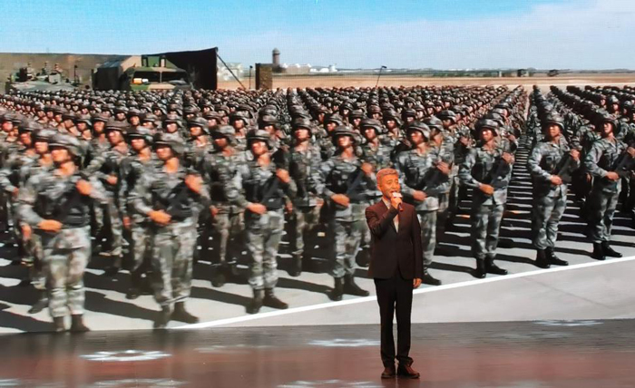 10曲藝名家、原火箭軍文工團(tuán)團(tuán)長周煒演唱歌曲《綠色軍衣》