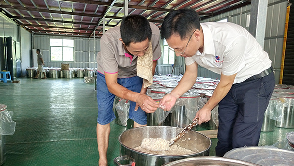 酒坊擴規(guī) 烤酒設(shè)備升級，沒技術(shù)老師多次上門指導(dǎo)怎么行？