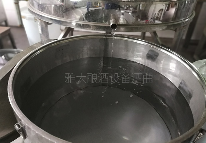 9.3蒸汽釀酒設(shè)備釀出來的同一鍋酒，不同階段酒質(zhì)不一樣