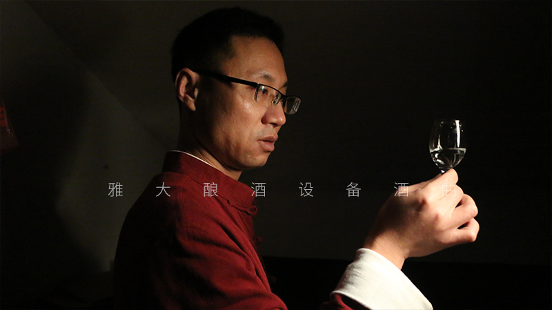 春季喝蒸餾釀酒設(shè)備釀的純糧酒更養(yǎng)生，那喝酒時(shí)要注意什么？