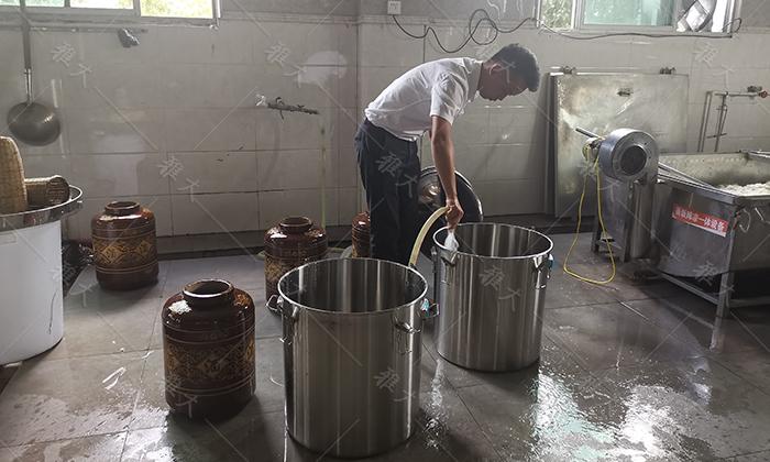 用電加熱釀酒設(shè)備做固態(tài)酒，怎樣做好場地衛(wèi)生？3