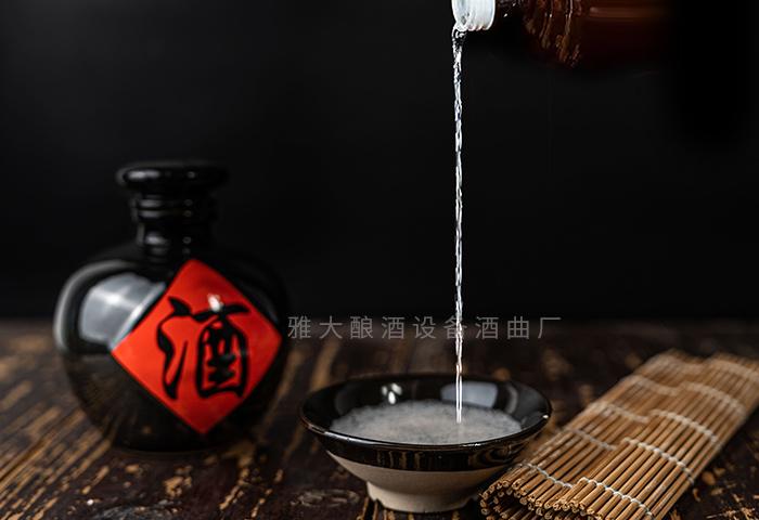 入口醇香，落口回香白酒