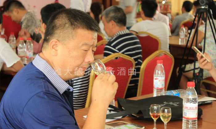 11-10雅大白酒品評課上，學(xué)員正在聞香