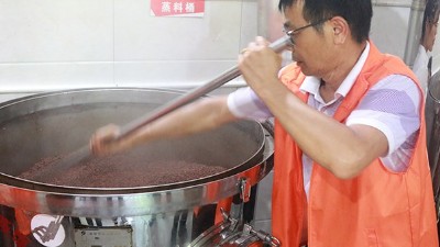 用蒸酒設(shè)備做固態(tài)酒想要穩(wěn)產(chǎn)高產(chǎn)，這幾點很關(guān)鍵！