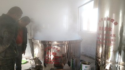為什么越來越多的人選擇用不銹鋼釀酒設(shè)備回農(nóng)村開酒坊？