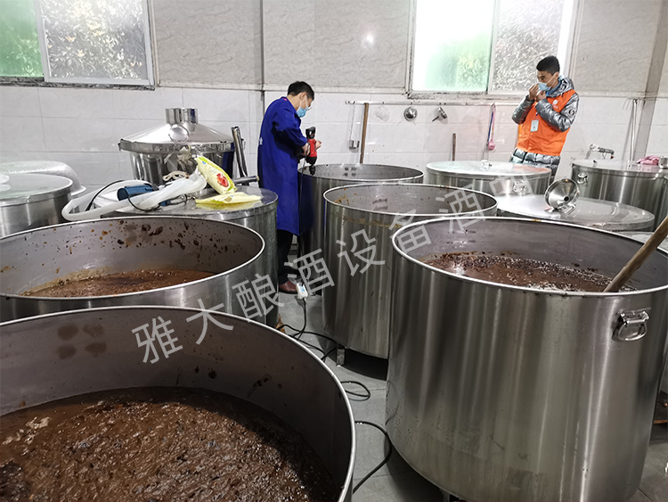 7.將紅棗鏟入不銹鋼發(fā)酵桶，加水后繼續(xù)打碎
