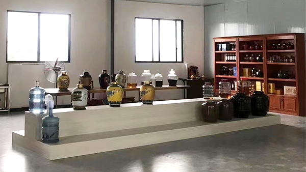 引進(jìn)做酒設(shè)備開酒坊，信心滿滿打造特色餐館