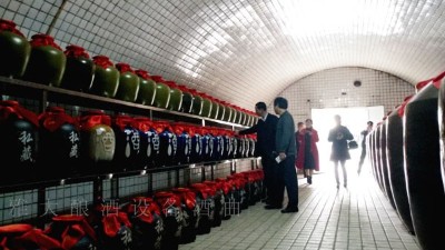 驚！原來用釀酒白酒設(shè)備釀造企業(yè)定制酒好處這么多！