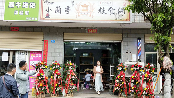 父親用純糧釀酒設(shè)備做酒 老婆看店我推廣，每天來(lái)買(mǎi)酒的人擠爆門(mén)檻