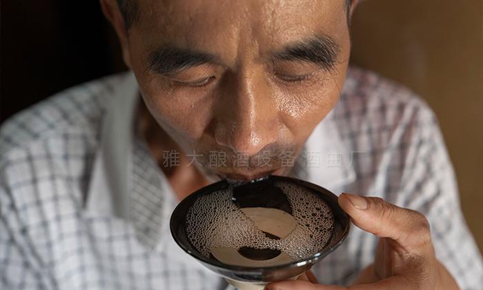 酒體協(xié)調(diào)甜味，不刺喉、不尖辣