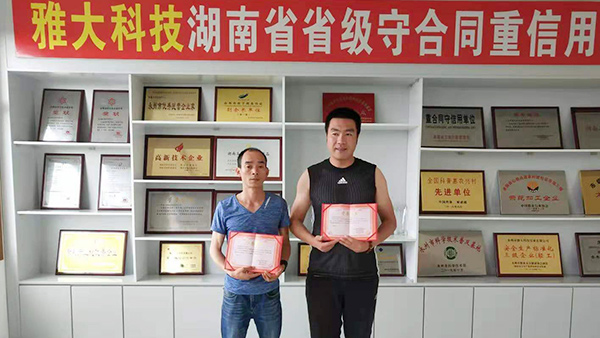 張總用釀酒蒸餾設(shè)備釀造企業(yè)專屬招待酒，卻意外成就釀酒大事業(yè)