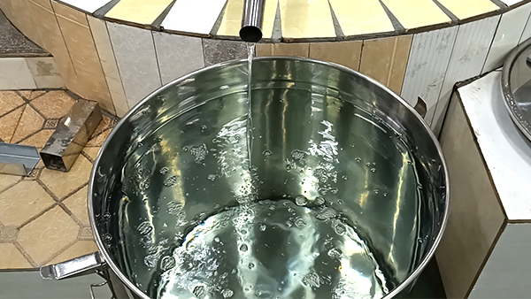 用烤酒設(shè)備烤酒時，怎樣才能得到更多低度酒？
