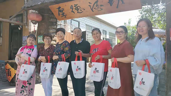 用小型酒廠釀酒設(shè)備開(kāi)酒廠，怎樣積累人脈？