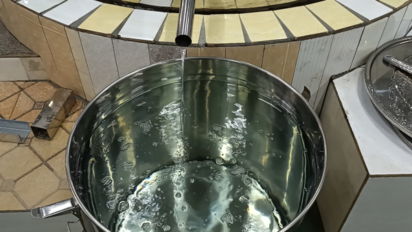 劉總回家開大型釀酒設(shè)備酒廠，實現(xiàn)中年留守村民再就業(yè)！