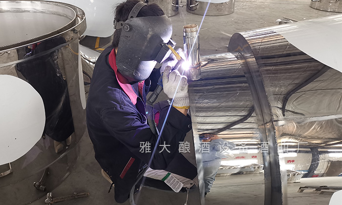 雅大釀酒設(shè)備細(xì)細(xì)打磨，以保證每臺(tái)設(shè)備的質(zhì)量