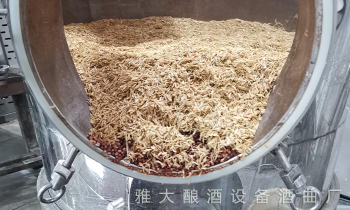 加輔料時，用蒸酒設(shè)備將稻殼蒸后再用