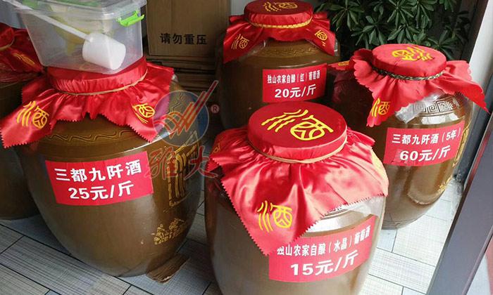 春節(jié)備貨大戰(zhàn)打響，用做酒設(shè)備釀酒的純糧酒坊已進(jìn)入賣酒高峰 5.jpg