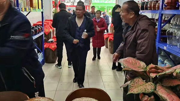【小型酒廠釀酒設(shè)備】縣鄉(xiāng)酒市場，春節(jié)消費的重頭戲