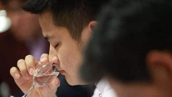 用生料釀酒設(shè)備做酒如何提升口感？