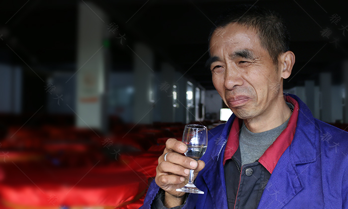 劣質(zhì)白酒的香氣，讓人不適