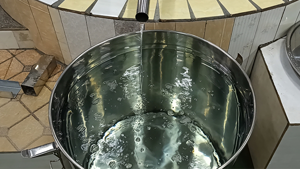 冬季用新型釀酒設(shè)備釀出來(lái)的酒為什么更易渾濁？