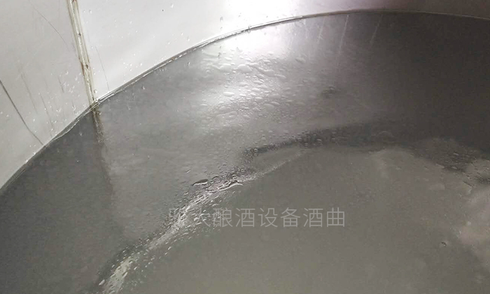 玉米釀酒設(shè)備做的尾酒中雜醇油含量高，易引起酒苦