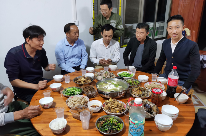 10.15雅大魏老師上門指導(dǎo)客戶釀酒，喝自家酒坊釀的純糧酒