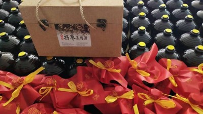 農(nóng)村老漢用山間野果結(jié)合現(xiàn)代制酒設(shè)備做酒，30元/斤還不愁賣