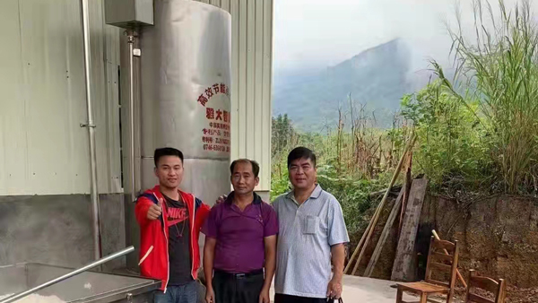 引進大型釀酒設(shè)備，利用家鄉(xiāng)的優(yōu)勢資源做窖藏酒！