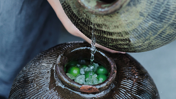 用果酒釀酒設(shè)備釀造的純糧酒泡青梅酒，簡單易做，越泡越香