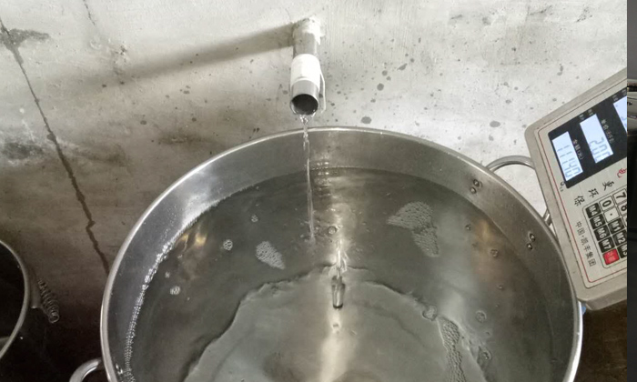 從熟料釀酒設(shè)備中接酒時要注意掐頭去尾，控制火候