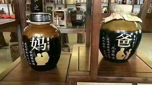 用大型釀酒設(shè)備做高粱酒，山西范姐做的節(jié)日定制酒別具一格！
