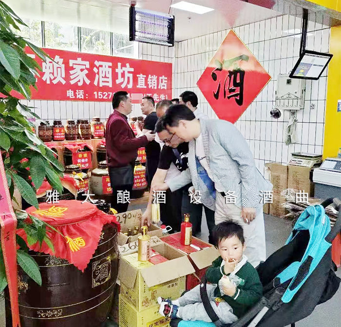 5.8特色酒坊，每天吸引很多顧客上門買酒